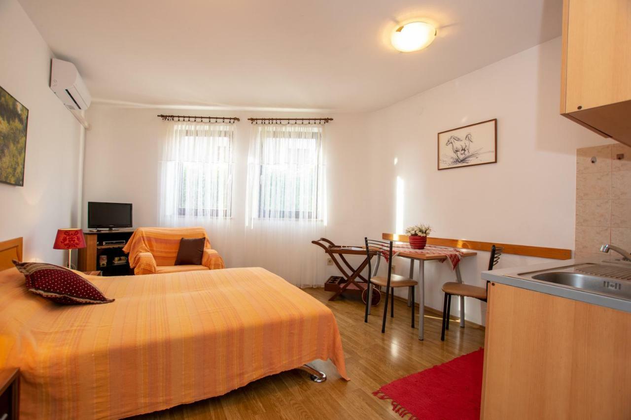 Apartments Mirjana Pula Zewnętrze zdjęcie